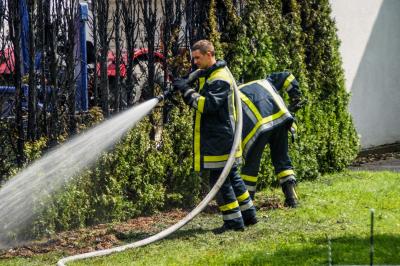 Renningen: Hecke neben Tankstelle faengt Feuer